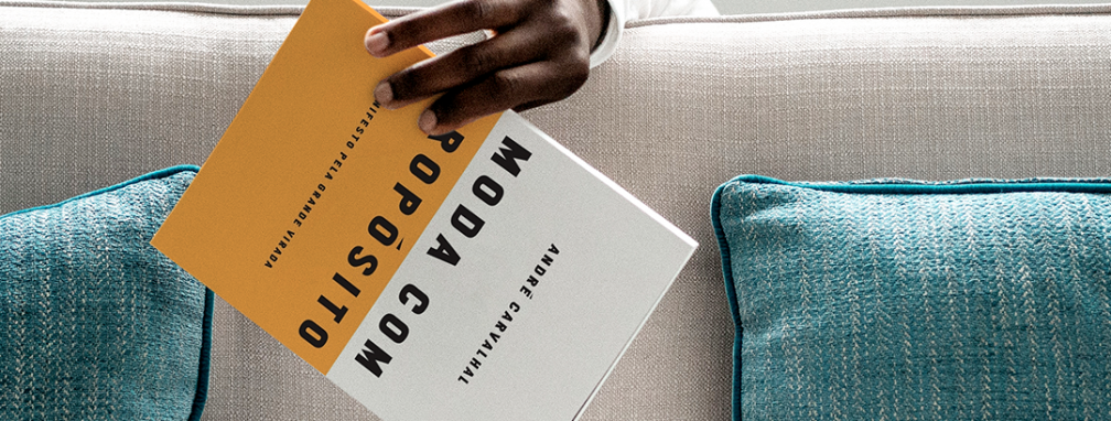 moda social: na imagem uma mão segurando o livro moda com propósito