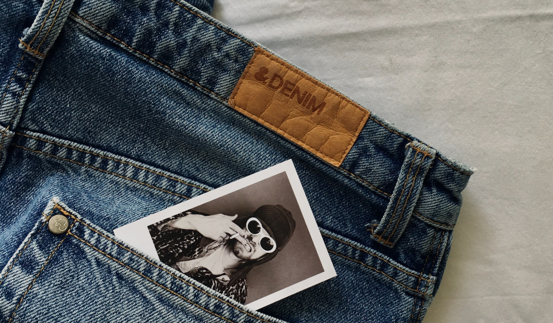 O impacto das etiquetas de cós externo na identidade de marca jeanswear