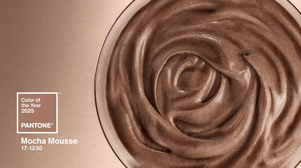 Cor do ano Pantone 2025: como usar Mocha Mousse em suas coleções